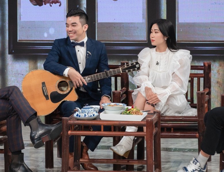 Nữ ca sĩ người Mường xinh đẹp quỳ gối cầu hôn chồng ở phố đi bộ: Thú vị amp;#34;con giáp thứ 13amp;#34; trong chuyện tình - 7