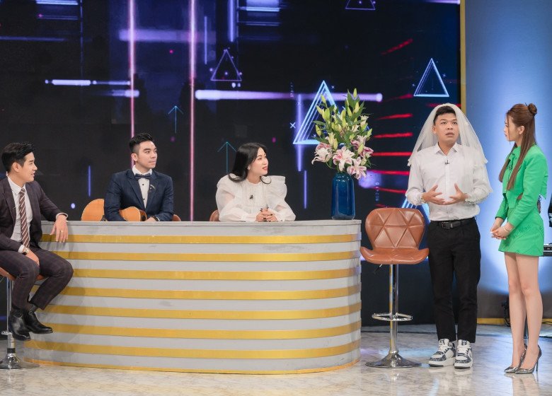 Nữ ca sĩ người Mường xinh đẹp quỳ gối cầu hôn chồng ở phố đi bộ: Thú vị amp;#34;con giáp thứ 13amp;#34; trong chuyện tình - 9