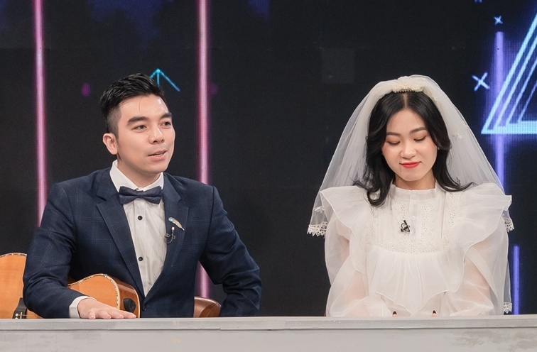 Đây chính là con giáp thứ 13 - cây đàn, thứ mà Thế Phương dí dỏm gọi là vợ.