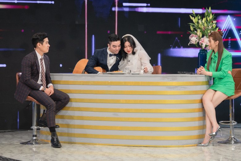 Nữ ca sĩ người Mường xinh đẹp quỳ gối cầu hôn chồng ở phố đi bộ: Thú vị amp;#34;con giáp thứ 13amp;#34; trong chuyện tình - 11