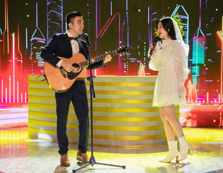 Nữ ca sĩ người Mường xinh đẹp quỳ gối cầu hôn chồng ở phố đi bộ: Thú vị amp;#34;con giáp thứ 13amp;#34; trong chuyện tình - 13