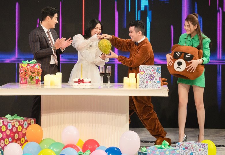 Thế Phương khiến vợ vỡ òa khi mặc bộ đồ gấu, nhảy dễ thương.