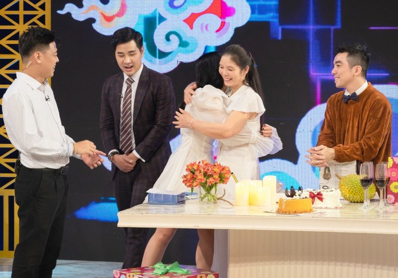 Mẹ chồng nữ ca sĩ xuất hiện ở trường quay mang đến nhiều cảm xúc cho cặp đôi.