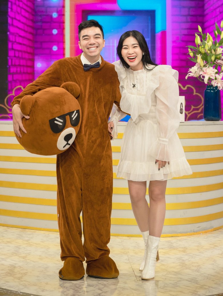 Hình ảnh gợi nhớ màn cầu hôn của nữ ca sĩ trên phố đi bộ.