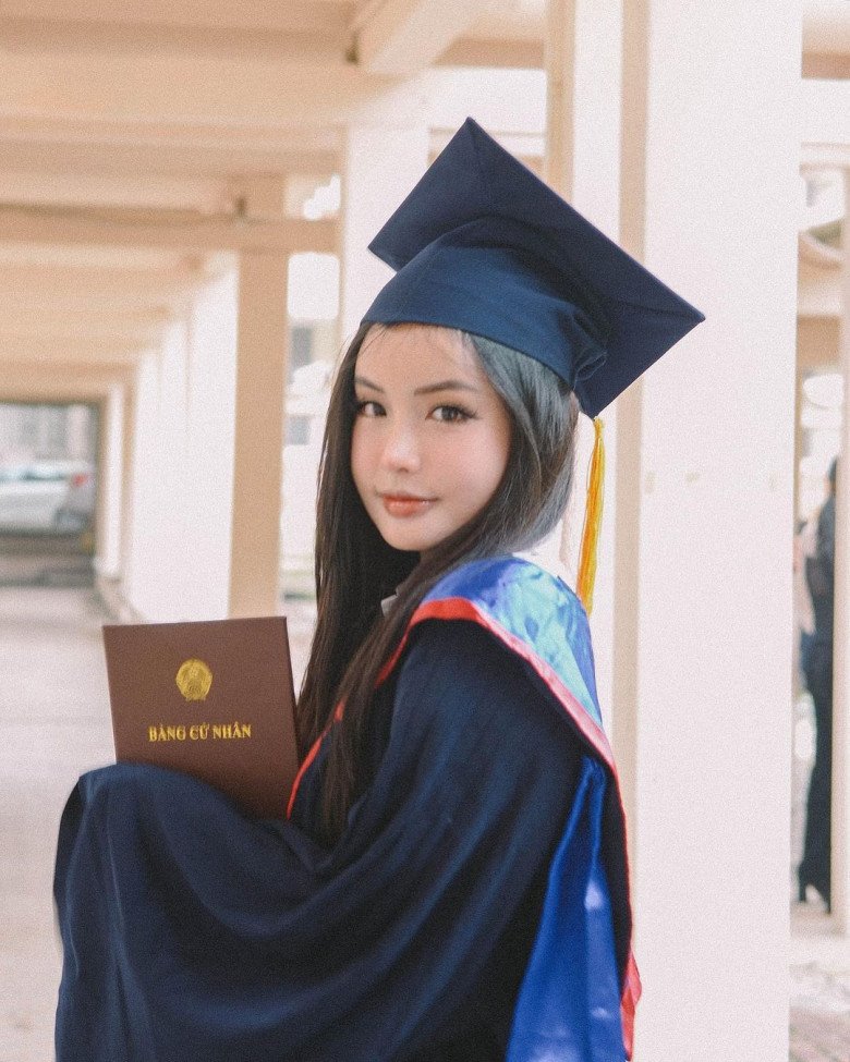 Thu Anh có profile về học tập khá khủng. Cô từng tốt nghiệp loại giỏi tại Đại học Quốc gia Hà Nội, sau đó, mỹ nhân sinh năm 1998 có thời gian du học tại Anh và hiện tại đang là một giảng viên Tiếng Anh.