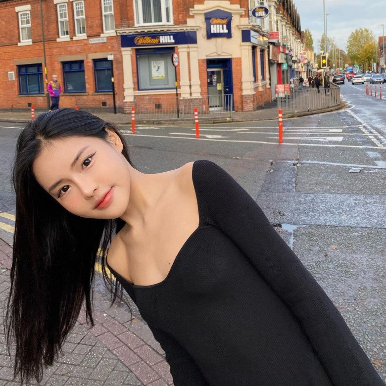 Thu Anh sở hữu gương mặt xinh như búp bê với đôi mắt to tròn, long lanh cùng khuôn miệng xinh xắn.