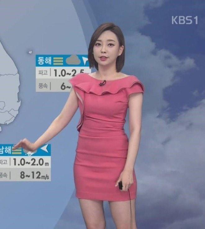 Chiếc váy không thể ngắn hơn khiến nữ MC thời tiết bị khán giả la ó khi dẫn sóng - 4