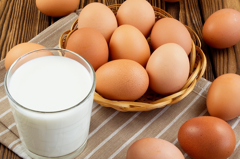 Sữa và trứng, trông khá khỏe mạnh nhưng nếu chỉ ăn mỗi chúng trong bữa sáng thì không có lợi cho sự phát triển của trẻ.
