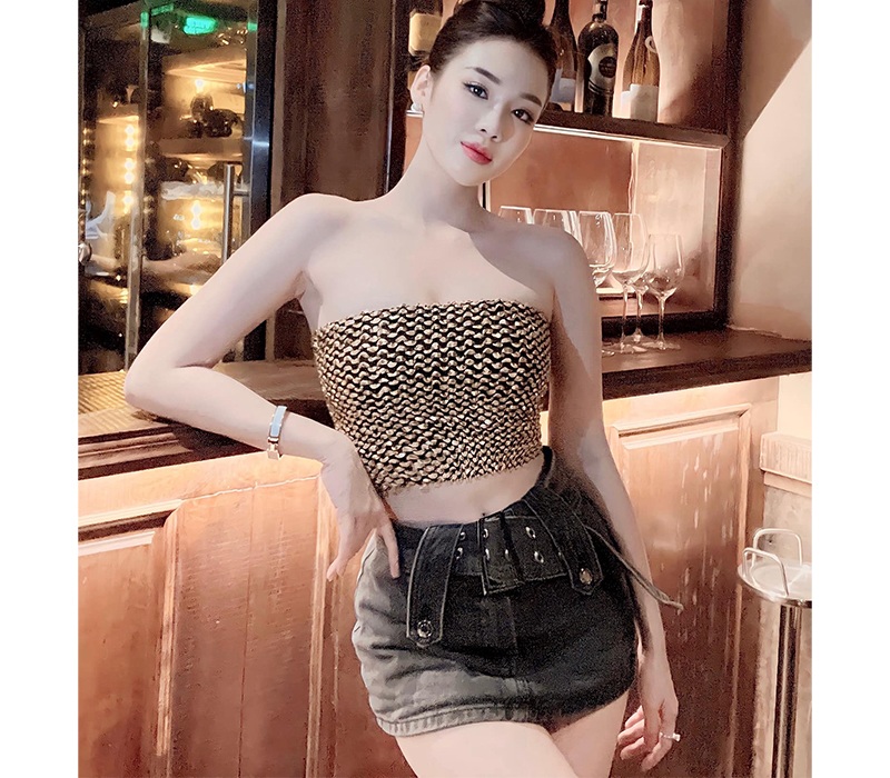 Cô nàng cũng 'cân' khéo style cá tính, chất lừ với combo thời trang không bao giờ hết mốt: croptop dáng quây và chân váy jeans ngắn cũn.
