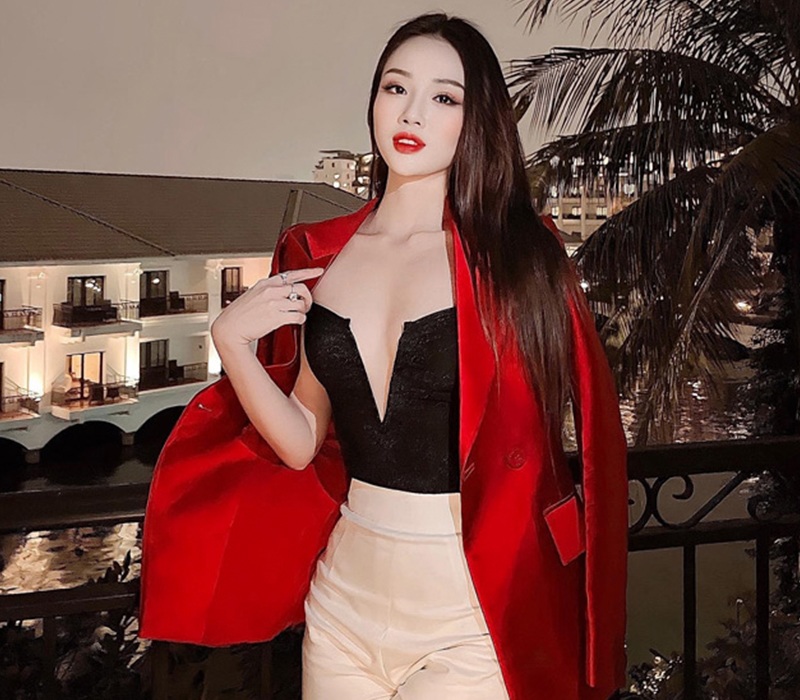 Nguyễn Ngọc Mai (SN 1997) là một người đẹp khá nổi tiếng trên mạng xã hội. Không chỉ là cô tiếp viên hàng không xinh đẹp, cô nàng còn có vóc dáng quyến rũ hết phần thiên hạ.
