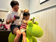 Làm mẹ - Cảnh Cường Đôla chăm con trong biệt thự triệu đô: Làm móng, gội đầu, sấy tóc cho Suchin bằng máy đắt nhất nhì thế giới