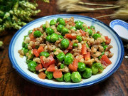 Bếp Eva - Hạt này bé tí nhưng cực bổ, được ví như "lục ngọc" có thể ngừa ung thư, đem xào với thịt băm được món trôi cơm