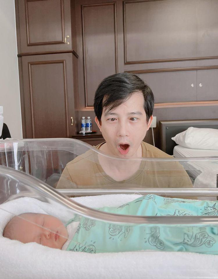 Sinh xong đau vết mổ đẻ nhưng diễn viên Diễm Hương vẫn ôm bụng nhảy, biểu cảm hết sức amp;#34;lầy lộiamp;#34; - 5