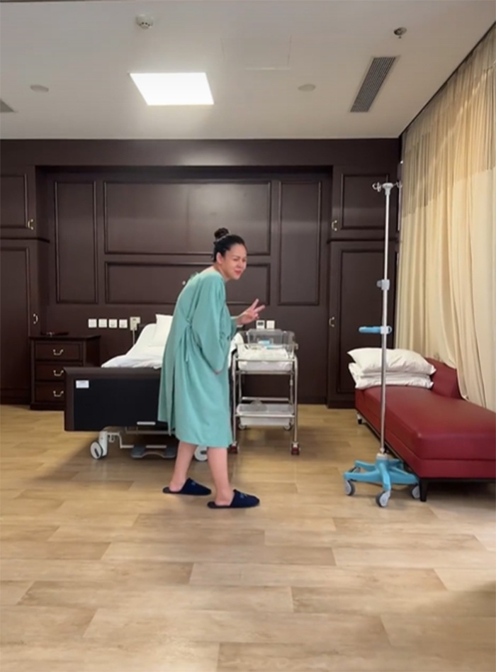 Dù đau vết mổ sau sinh như nữ diễn viên vẫn nhún người nhảy nhót, biểu cảm rất lầy lội.