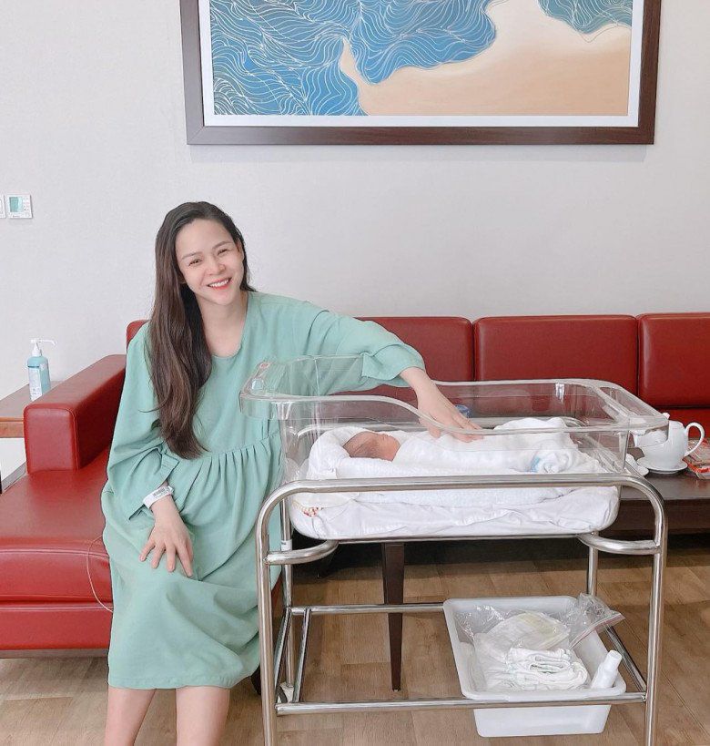 Dù mới chỉ vừa vượt cạn nhưng thần thái của mẹ bỉm sữa bên con mới chào đời vẫn rất khỏe mạnh, tươi tắn.