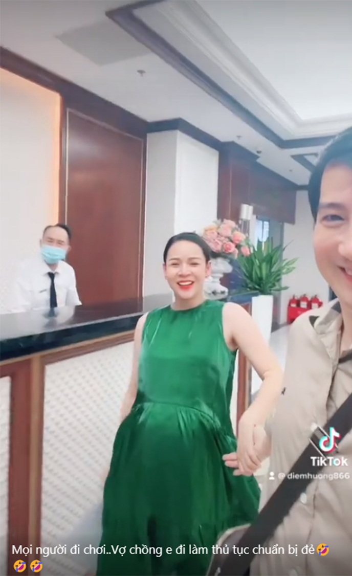 Trước đó khi nhập viện chờ sinh, Diễm Hương cùng anh xã vừa làm thủ tục vừa trêu đùa nhau rất vui vẻ.