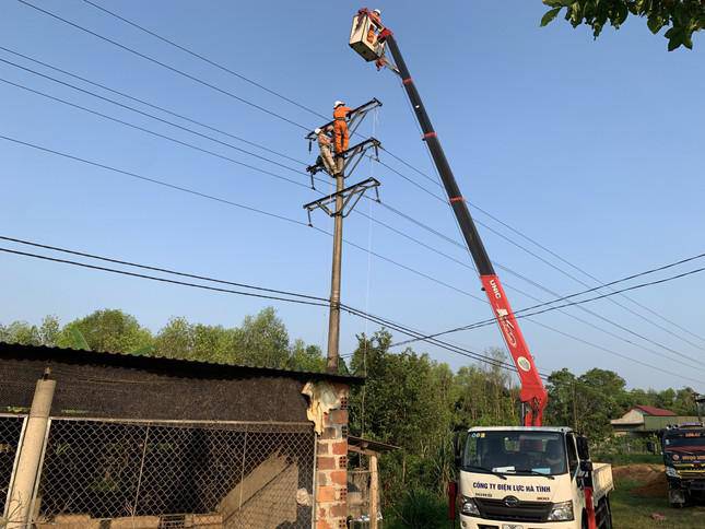 Lãnh đạo Công ty Điện lực Hà Tĩnh đã phê bình Điện lực huyện Hương Khê vì thiếu sự chủ động trong việc nắm bắt tình hình thời tiết dẫn đến sự bức xúc của người dân