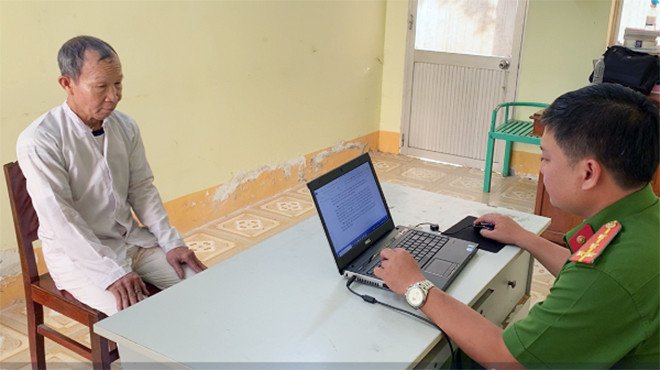 Công an TP.Cao Lãnh lấy lời khai của Bạch Văn Liêm để làm rõ về hành vi hiếp dâm. Ảnh: Thanh Niên