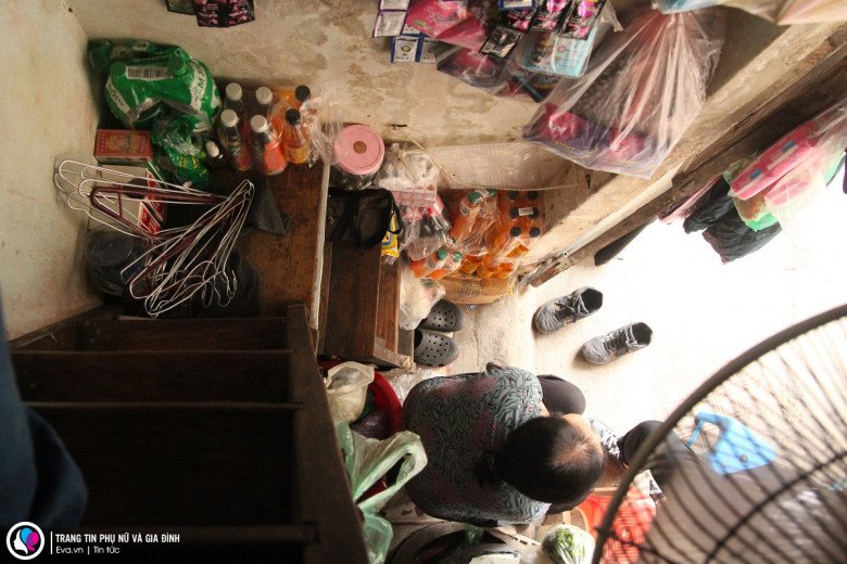 Hàng hóa bà Tuyết xếp dọc cầu thang, cánh cửa và cả cổng ra vào.