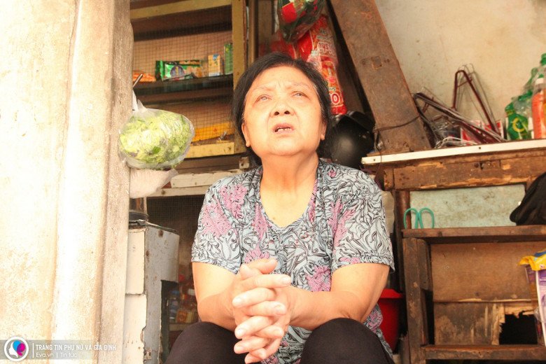 Nắng nóng, bà Tuyết không thể cố thủ được trên phòng mà phải xuống tầng một cho mát. 