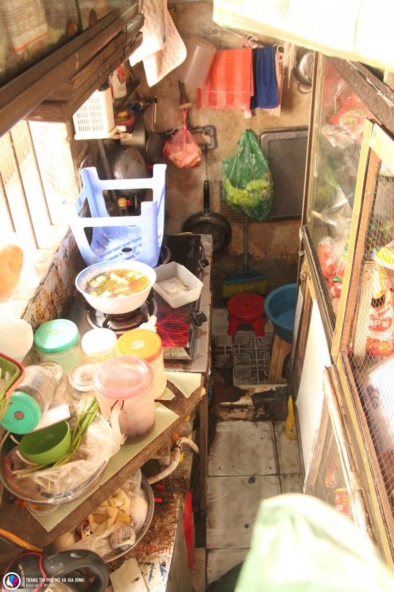Khu bếp và nhà tắm ở tầng 1 chỉ 4 mét vuông, trong khi mọi sinh hoạt chung đều diễn ra tại đây.