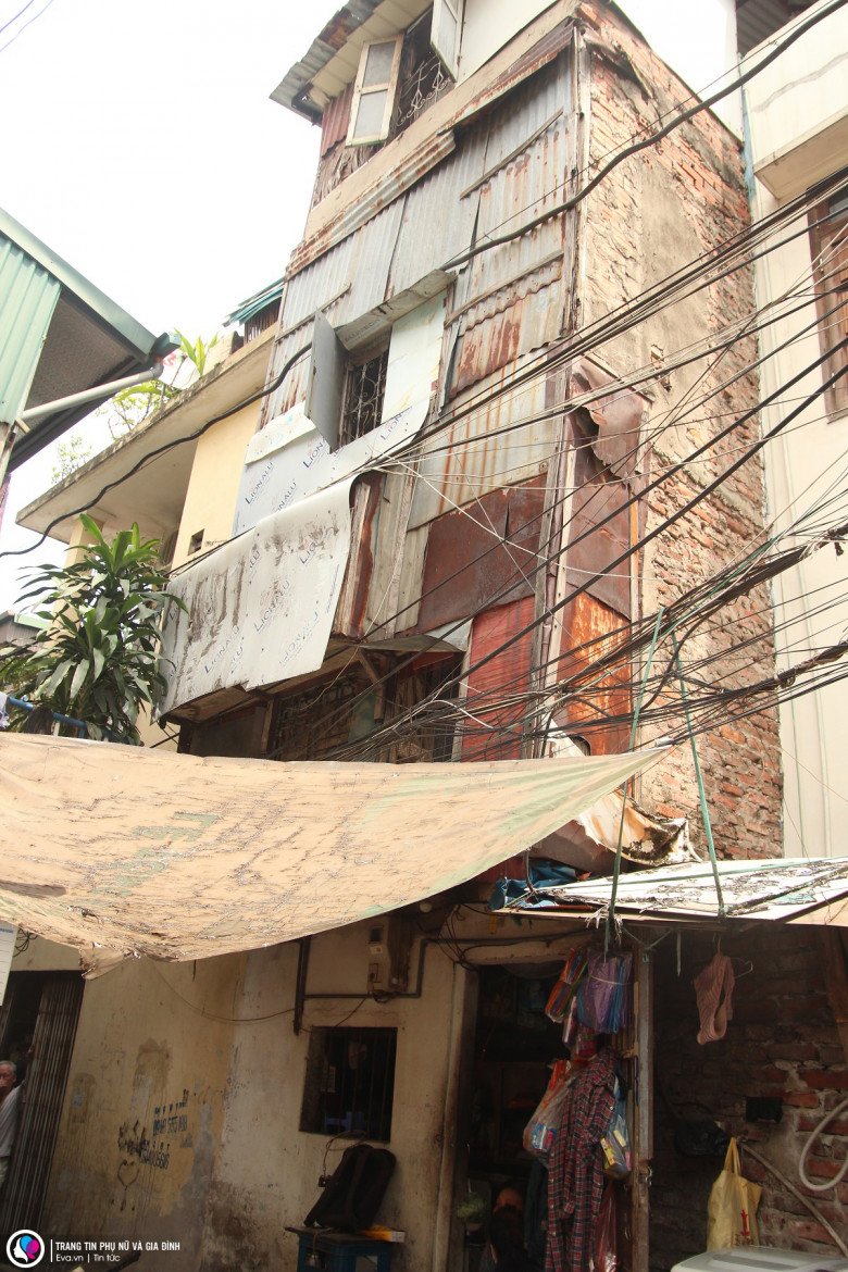 Bà Tuyết nghĩ rằng có lẽ điều kiện ở chật chội khiến con dâu bà bỏ lại 2 con nhỏ ra đi biệt tích.