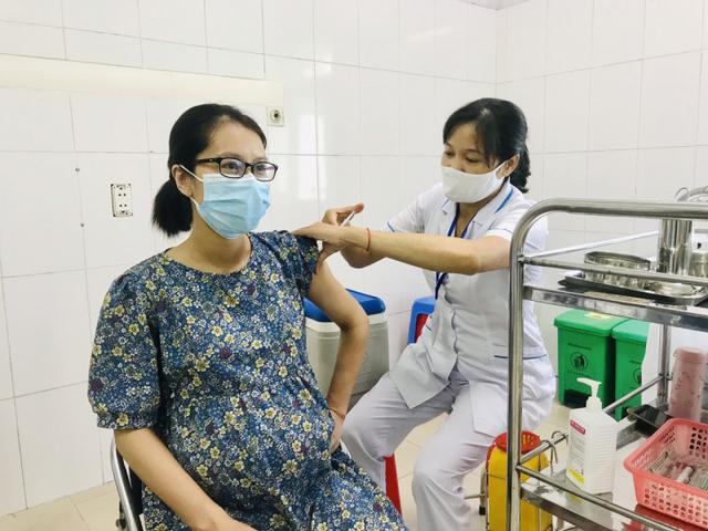 Phụ nữ mang thai nên tiêm vaccine phòng bệnh cúm và COVID-19.