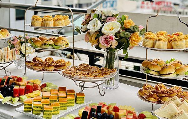 Bánh ngọt chứa nhiều chất béo ăn nhiều gây tăng cân, sẽ khiến vận động viên di chuyển ì ạch.