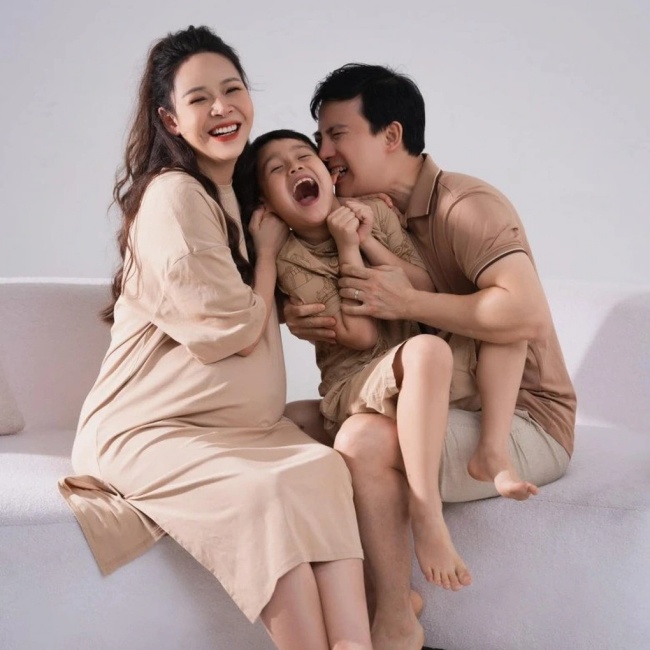 Cặp đôi amp;#34;lệch phaamp;#34; của VTV: Chồng xem tivi mới được thấy vợ mặc váy ngủ, amp;#34;há hốc mồmamp;#34; khi nhìn con thứ 2 - 5