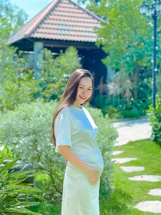 Cặp đôi amp;#34;lệch phaamp;#34; của VTV: Chồng xem tivi mới được thấy vợ mặc váy ngủ, amp;#34;há hốc mồmamp;#34; khi nhìn con thứ 2 - 4