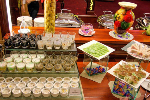 Chè và bánh ngọt là món ăn nhiều người thích, nhưng gây tăng cân nhanh nên cần hạn chế. (Ảnh minh họa)