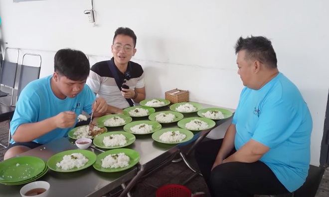 Hậu (đang ngồi ăn cơm tấm) trò chuyện với anh Như Phú và anh Duy (bìa phải).