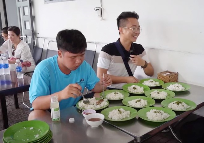 Em từng bị đuổi việc vì ăn quá nhiều.