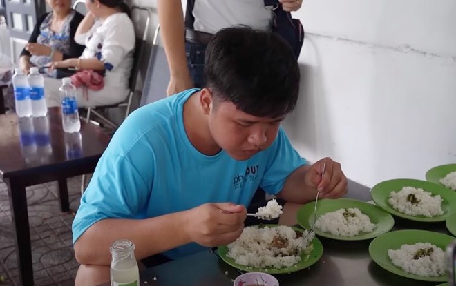 Hậu từ tốn ăn cơm - niềm đam mê lớn trong cuộc đời em.