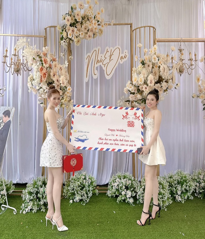 Còn đây là chiếc phong bì siêu to khổng lồ mà chị gái dành tặng cho Quỳnh Nhi.