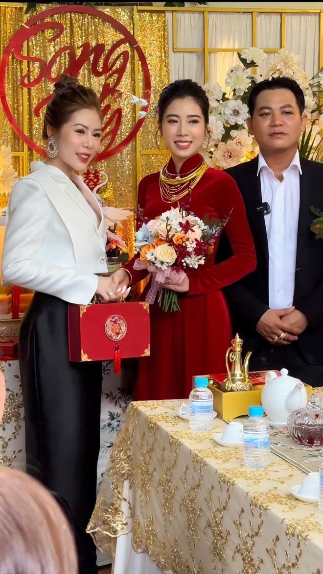 Cô dâu hạnh phúc khi nhận quà cưới từ chị gái ruột: một hộp quà sang trọng.