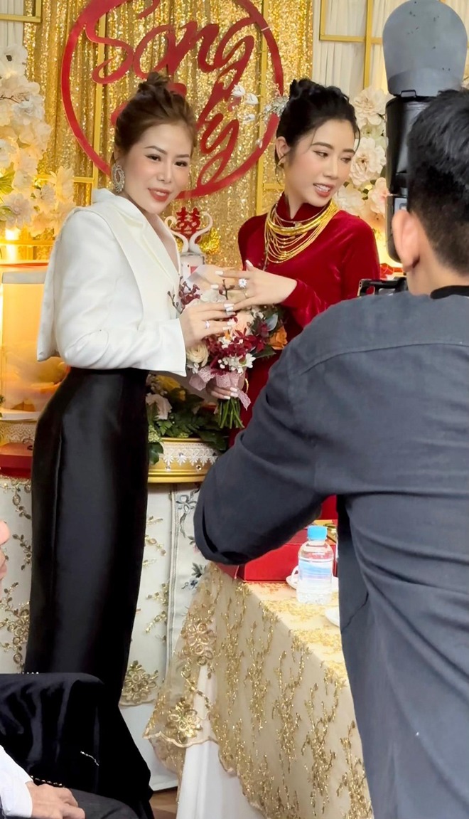 Bên trong chiếc hộp đó chính là nhẫn hột xoàn trị giá chừng 2 tỷ đồng.