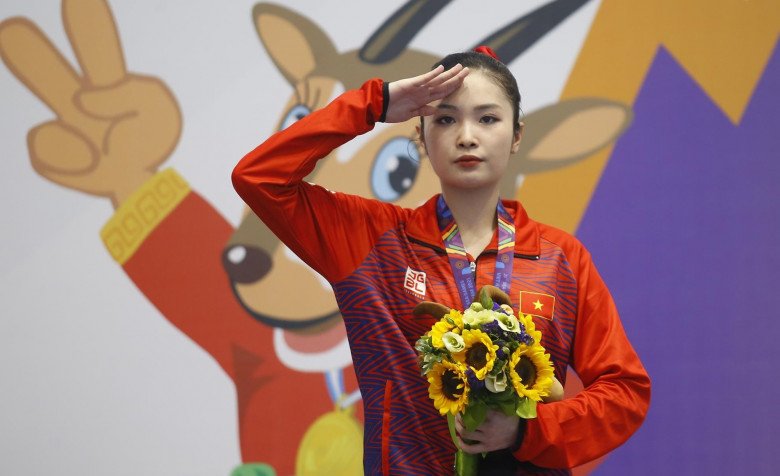 Hotgirl Wushu Đặng Tiểu Bình tỏa sáng tại SEA Games ở vai trò mới, nhan sắc không phải amp;#34;vũ khíamp;#34; tối thượng - 2