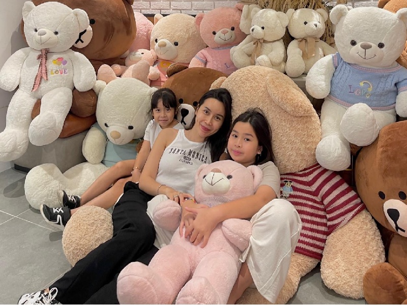 Trên trang cá nhân từ tháng 7/2022 đến nay, Lưu Hương Giang chỉ cập nhật hình ảnh của bản thân và những chuyến du lịch vui vẻ với 2 cô con gái.
 
