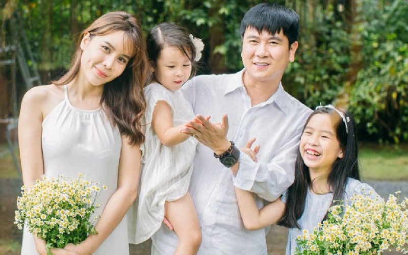 Nói thêm về cuộc hôn nhân của Hồ Hoài Anh và Lưu Hương Giang, cả 2 chính thức về chung nhà từ năm 2009, có với nhau 2 con gái xinh xắn.
