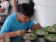 Tin tức - Chàng trai 20 tuổi có khả năng ăn phi thường: 5 bát phở, 16 đĩa cơm tấm khiến bao người choáng váng