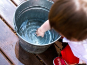 Sức khỏe - Bé 3 tuổi ngã vào xô nước, người nhà liền sơ cứu cách này khiến trẻ không qua khỏi, BS cảnh báo "sai quá sai"