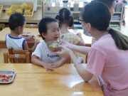 Yêu con - Cô giáo cho con ăn cơm chan canh, bạn bè vẫn ăn thịt cá, nghe giải thích tôi yêu cầu nhà trường đuổi việc cô