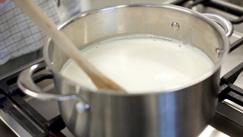 Theo nghiên cứu, trong sữa có chứa các thành phần ngăn chặn tình trạng tiêu chảy của bé. Quá trình sữa sôi, mẹ tuyệt đối không nên bỏ đường vì sữa và đường fructose kết hợp với nhau ở nhiệt độ cao có thể sản sinh ra chất độc gây nguy hiểm cho sức khỏe của bé.
