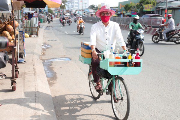 Ông trùm đứng sau Trấn Thành, Trường Giang lên chức bố ở tuổi U60, đi bán hàng rong khắp miền Tây nuôi con mọn - 3