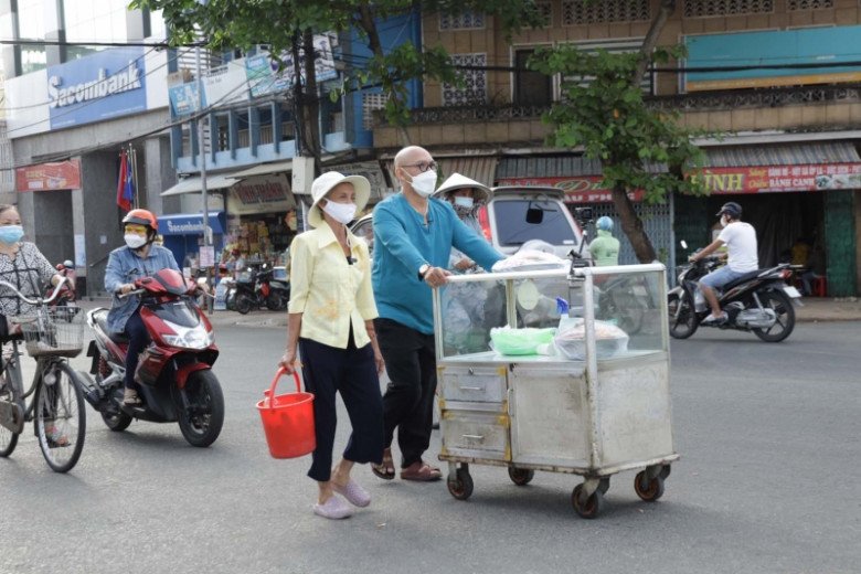 Ông trùm đứng sau Trấn Thành, Trường Giang lên chức bố ở tuổi U60, đi bán hàng rong khắp miền Tây nuôi con mọn - 5