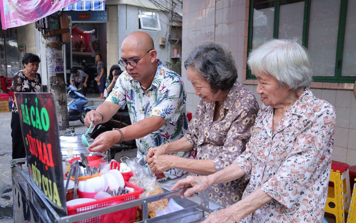 Ông trùm đứng sau Trấn Thành, Trường Giang lên chức bố ở tuổi U60, đi bán hàng rong khắp miền Tây nuôi con mọn - 4