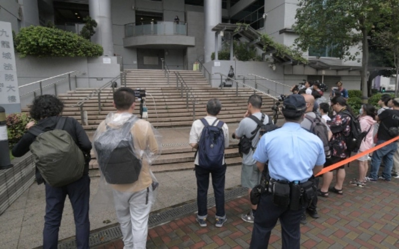 Rất đông phóng viên có mặt bên ngoài phiên tòa để chờ đưa tin về vụ xét xử. Bên công tố viên tiết lộ đã tìm thấy một chiếc áo khoác có ADN của Lý Thụy Hương (mẹ chồng cũ nạn nhân) tại hiện trường xảy ra án mạng.
