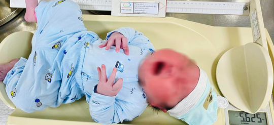 Bé trai chào đời với cân nặng lên đến 5,6kg. Ảnh: Bệnh viện cung cấp