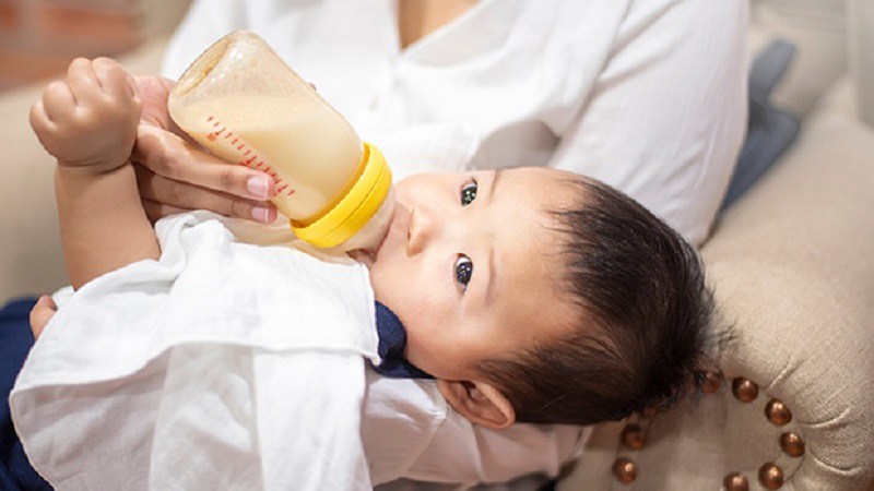 Việc uống sữa khi đói sẽ làm loãng dịch dạ dày, gây bất lợi cho hệ tiêu hóa và khả năng hấp thu dinh dưỡng. Tốt nhất mẹ nên cho bé ăn một chút bánh mì, hoặc đồ ăn nhẹ trước khi uống sữa và tránh những thực phẩm có tính axit gây bất lợi cho hệ tiêu hóa.
